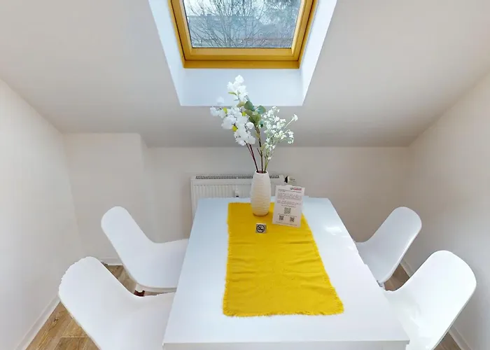 Dachgeschossromantik Geniessen, Bushaltestelle Fusslaeufig Erreichbar, Wlan